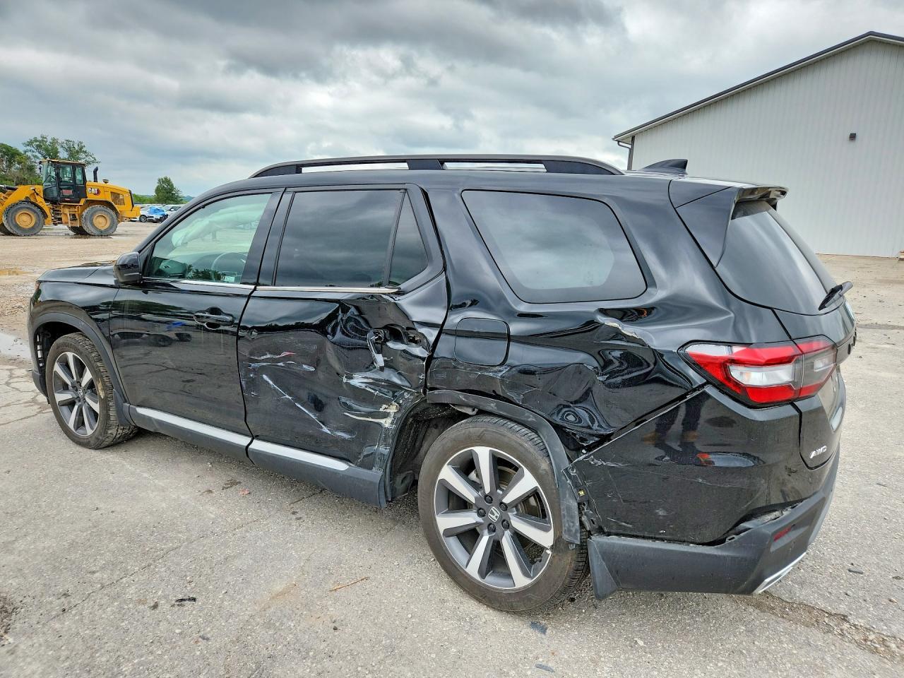 2024 Honda Pilot Touring - Image 2