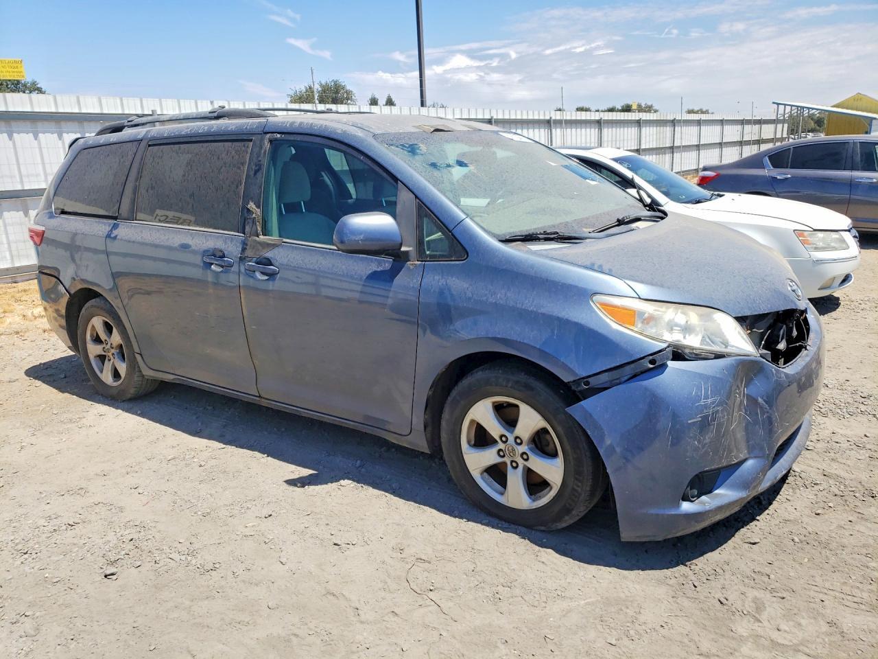 2015 Toyota Sienna Le - Image 4