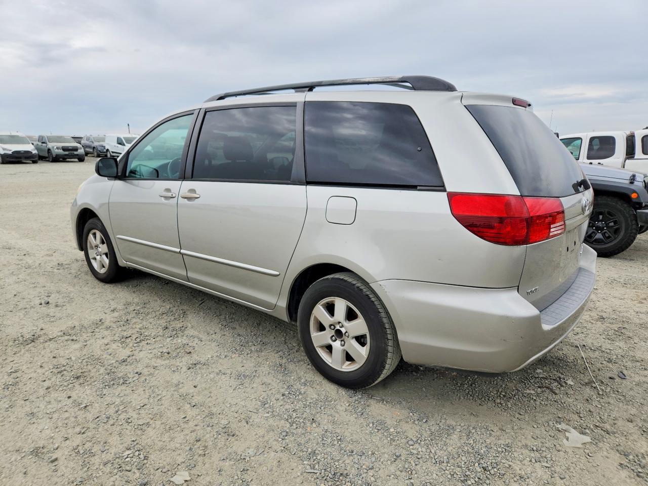 2004 Toyota Sienna Le 7 Passenger - Image 2