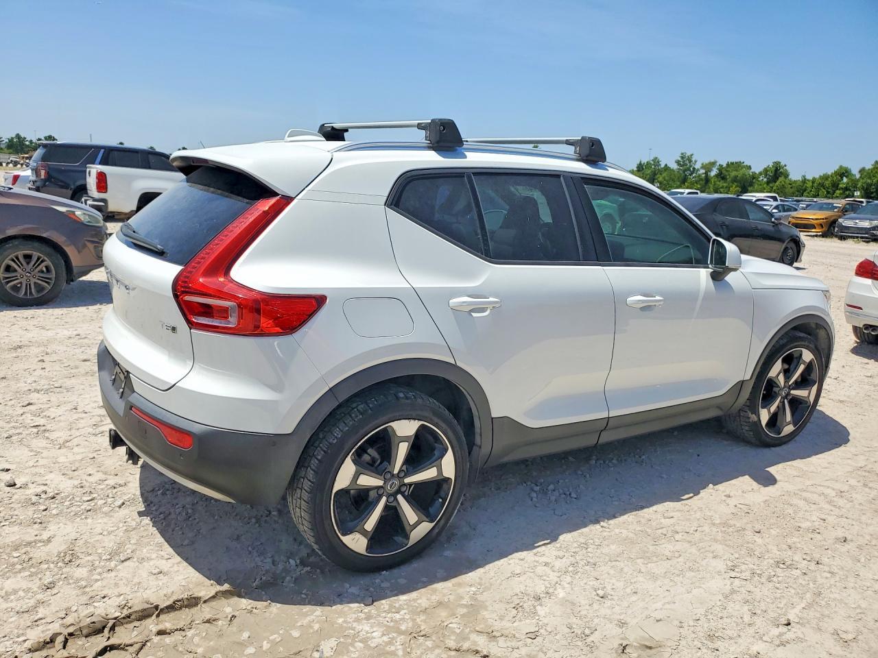 2019 Volvo Xc40 T5 Momentum - Image 3