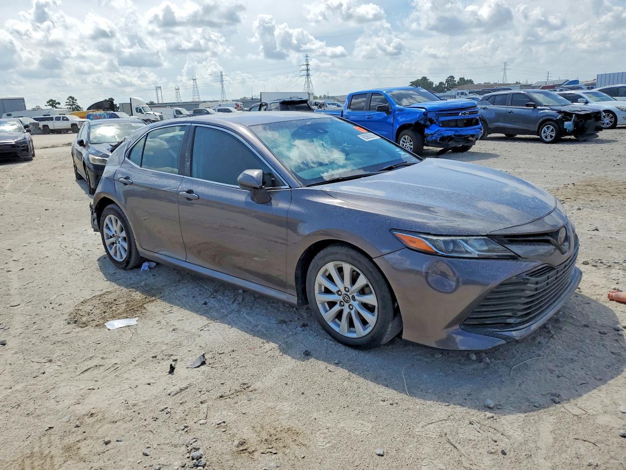 2020 Toyota Camry Le - Фото 4