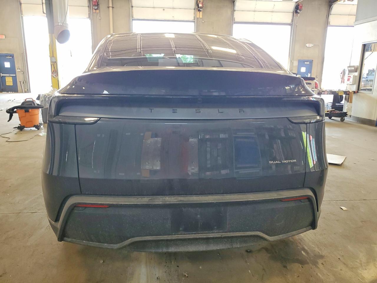 2026 Tesla Model Y - Фото 6