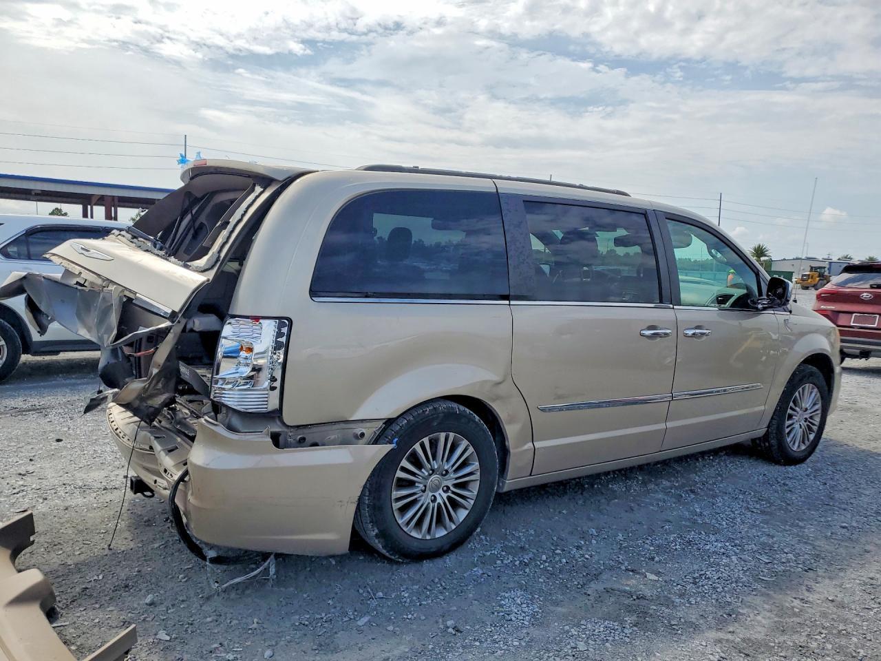2013 Chrysler Town & Country Touring L - Фото 3