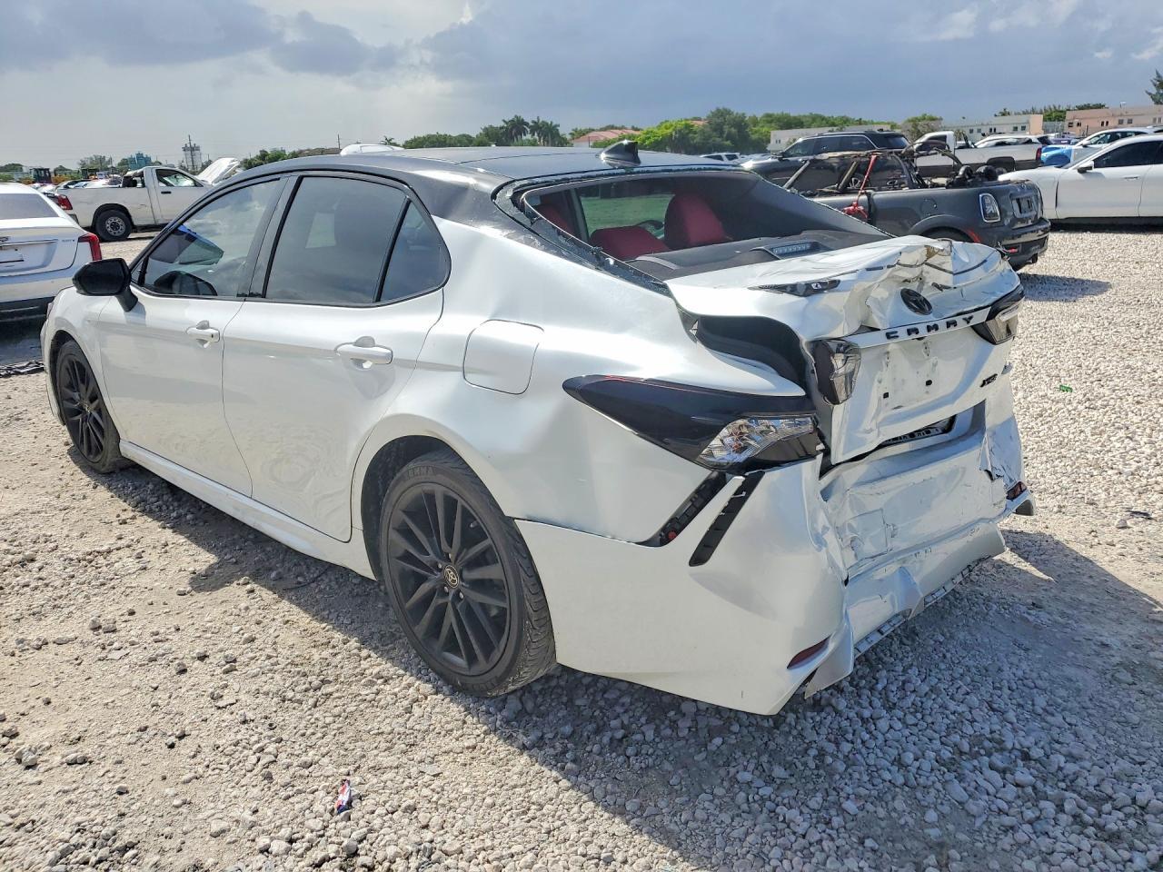 2021 Toyota Camry Xse - Фото 2