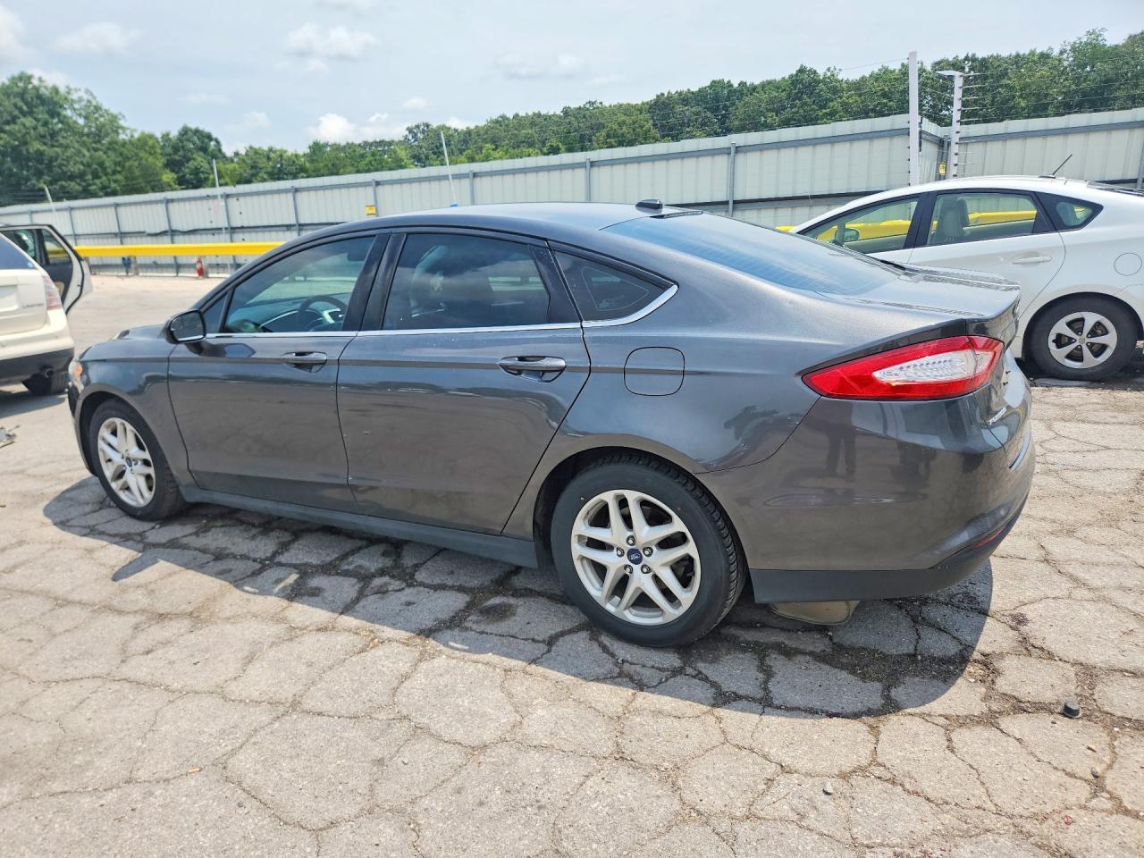 2015 Ford Fusion S - Фото 2