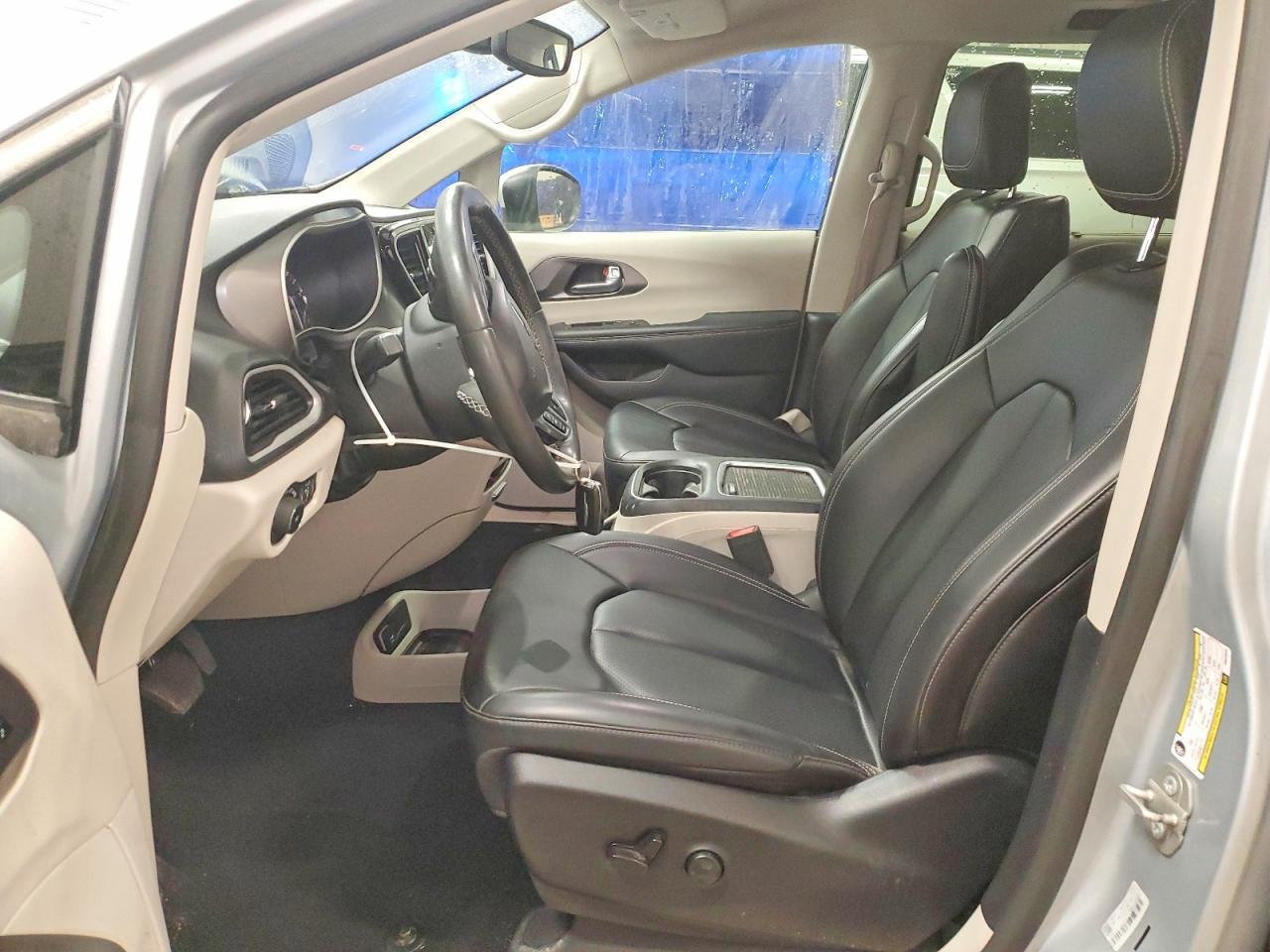 2023 Chrysler Pacifica Touring L - Image 7