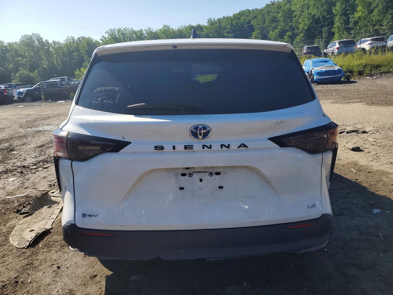 2025 Toyota Sienna Le - Фото 6
