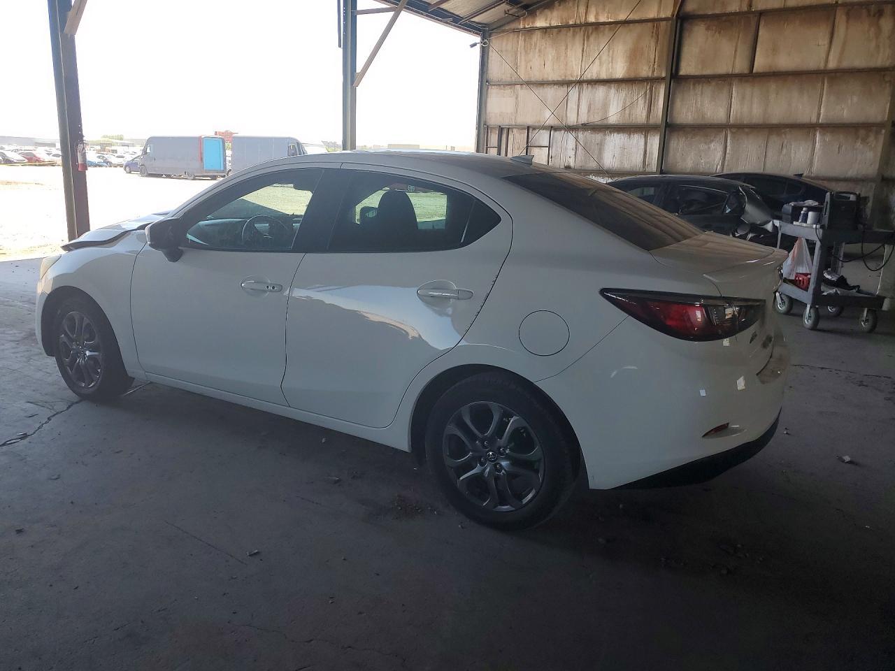 2020 Toyota Yaris Le - Фото 2