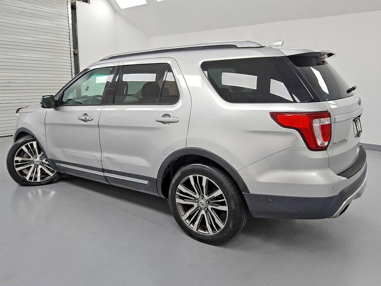 2017 Ford Explorer Platinum - Image 2
