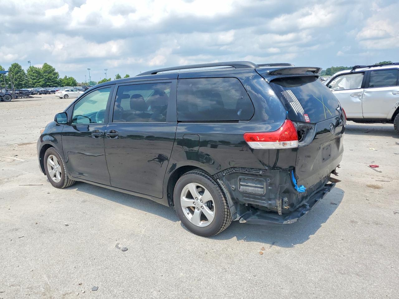 2011 Toyota Sienna Le - Image 2