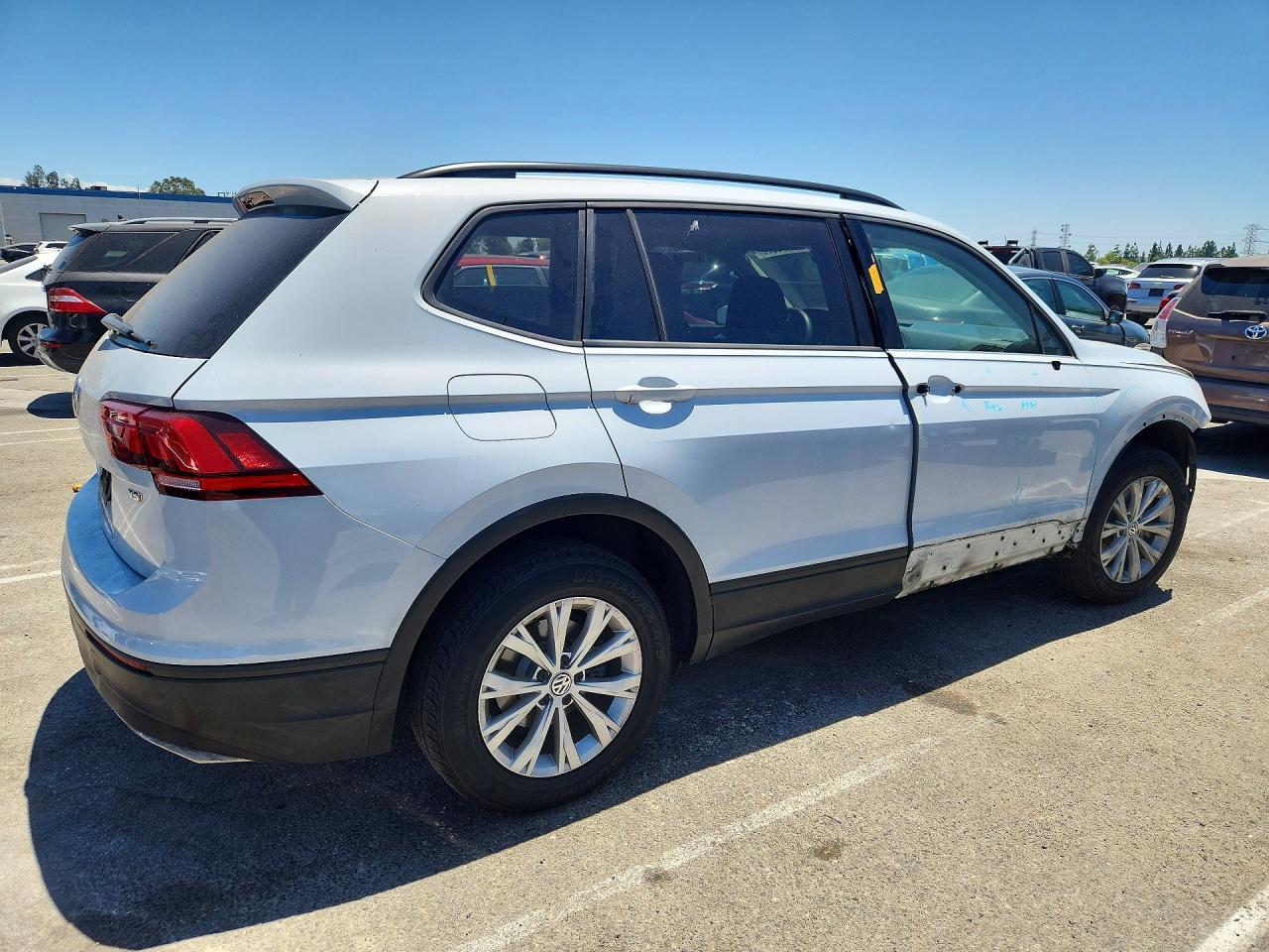 2018 Volkswagen Tiguan S - Фото 3