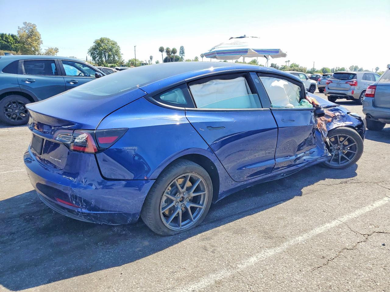 2022 Tesla Model 3 - Фото 3