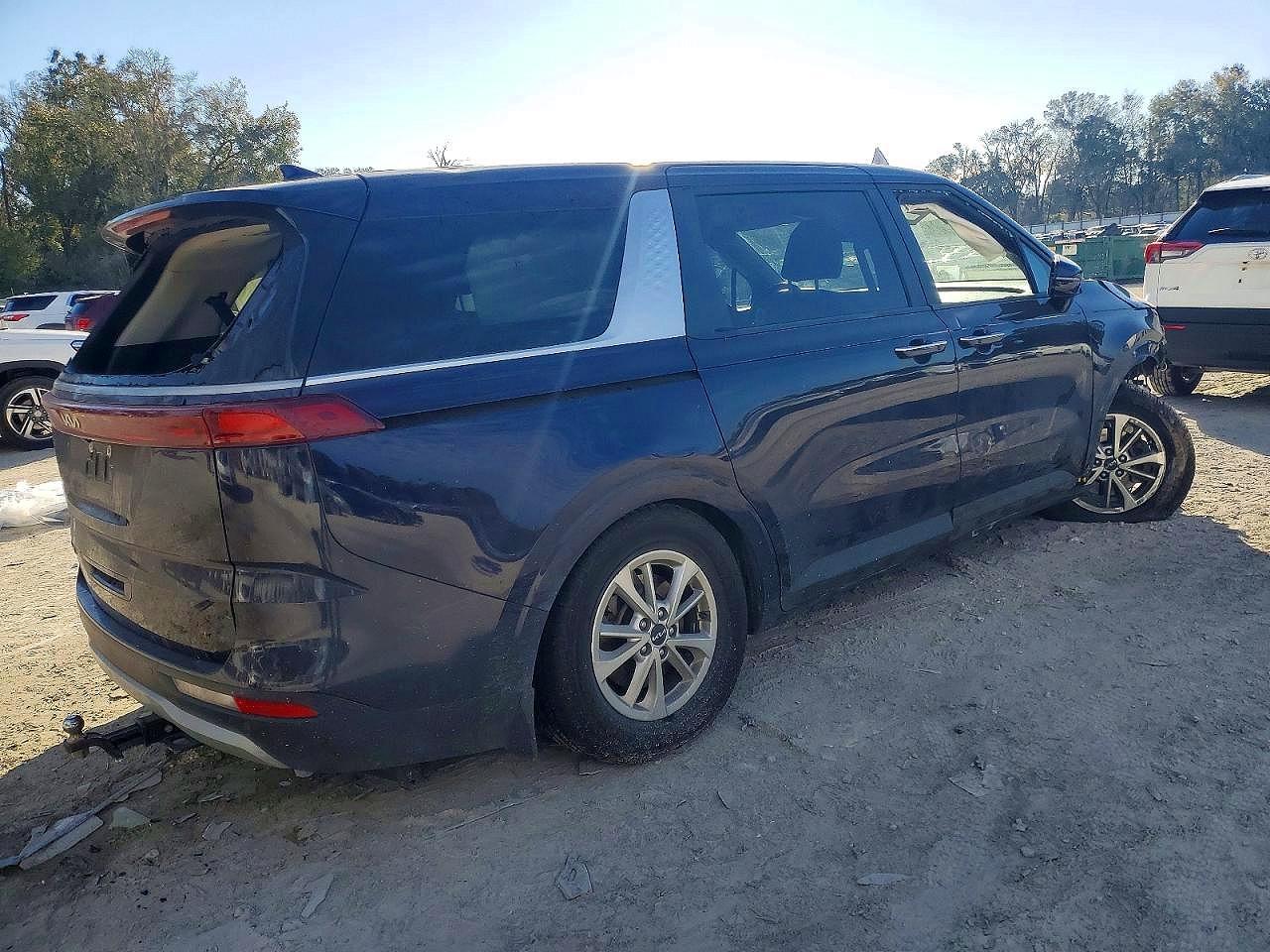 2022 Kia Carnival Lx - Фото 3