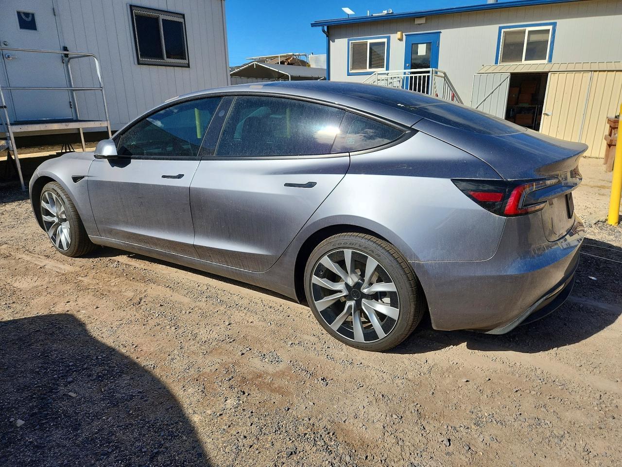 2025 Tesla Model 3 - Фото 2