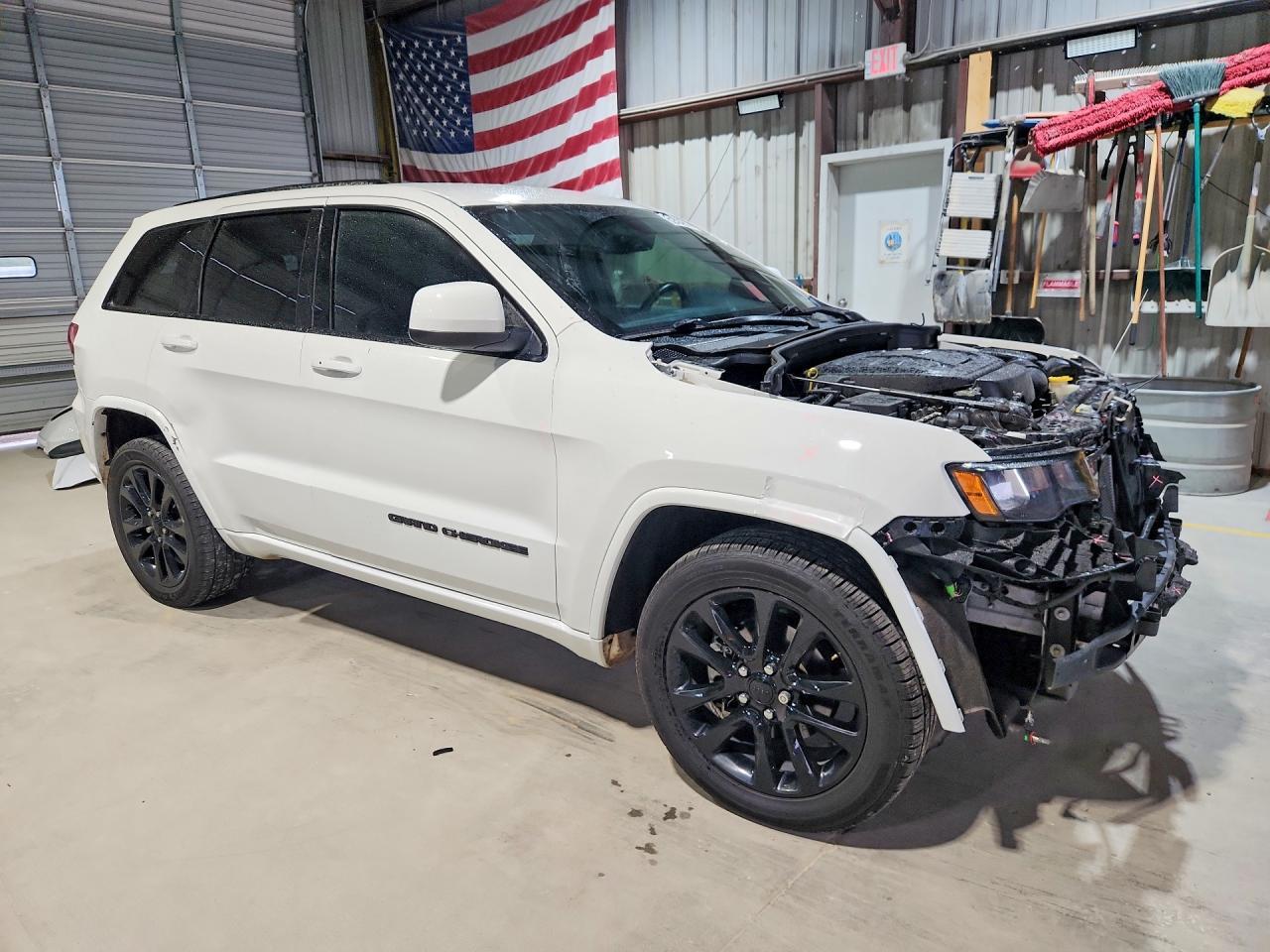 2019 Jeep Grand Cherokee Laredo - Image 4