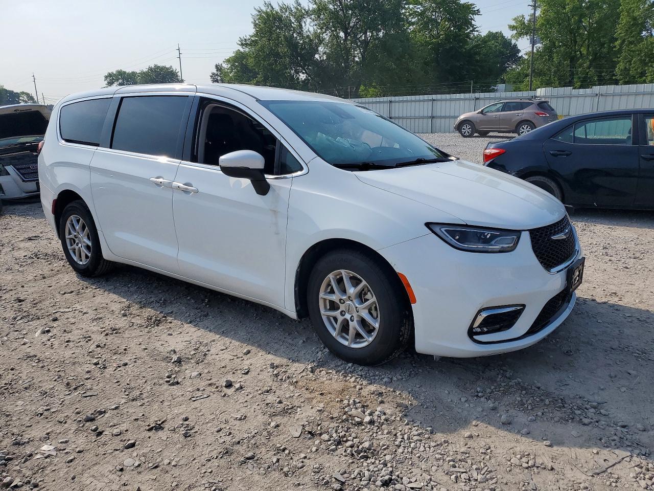 2023 Chrysler Pacifica Touring L - Image 4