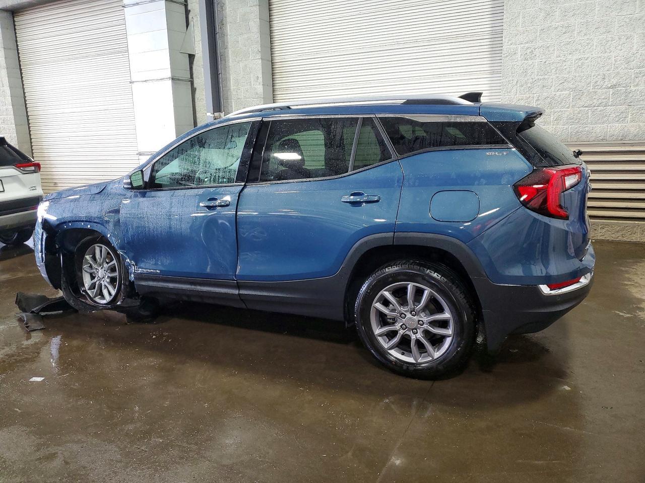 2024 GMC Terrain Slt - Image 2
