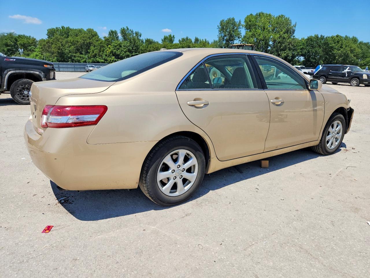 2011 Toyota Camry Le - Фото 3