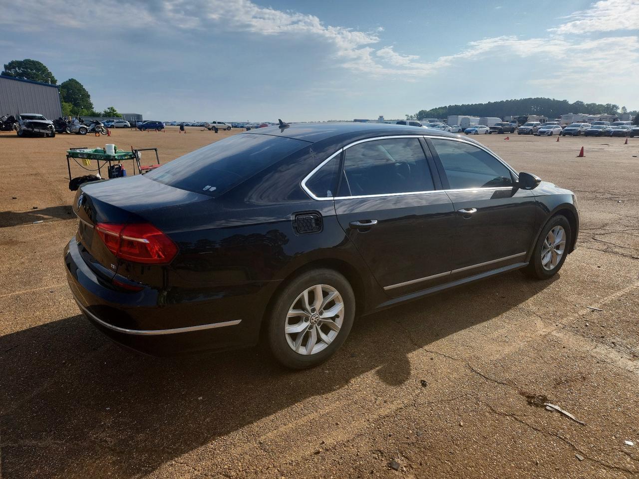 2016 Volkswagen Passat S - Фото 3