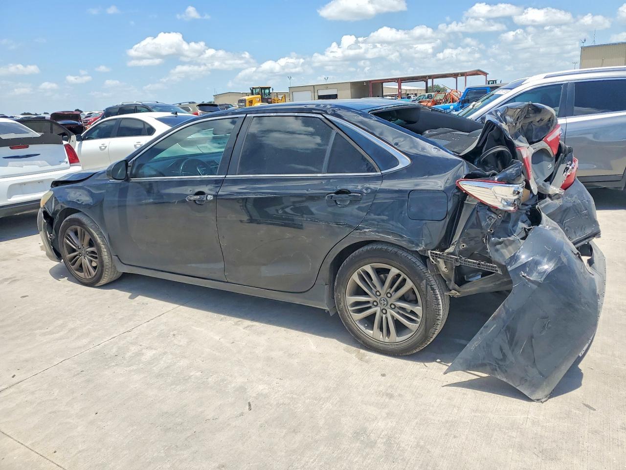 2016 Toyota Camry Le - Фото 2