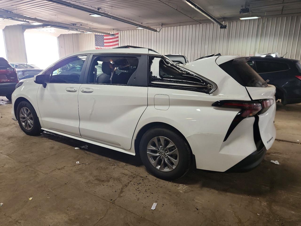 2025 Toyota Sienna Le - Image 2