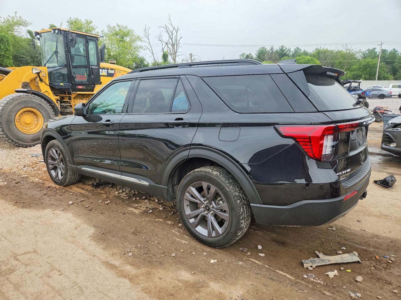 2025 Ford Explorer Active - Image 2