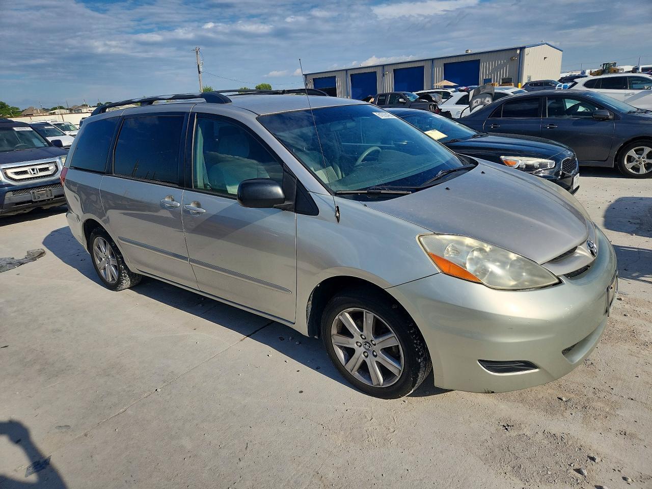 2008 Toyota Sienna Le 7-Passenger - Image 4