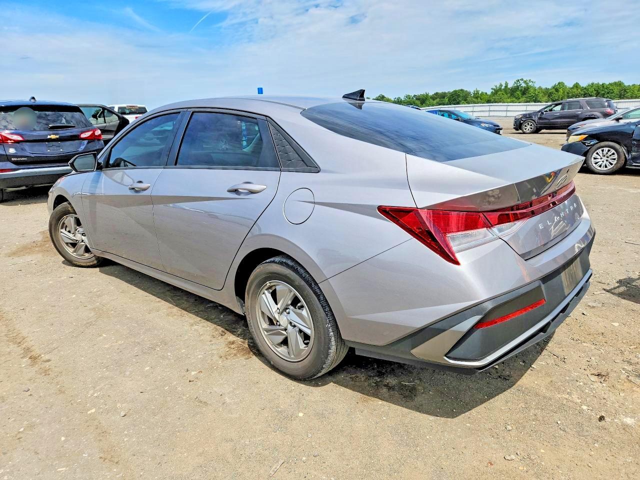 2025 Hyundai Elantra Se - Image 2