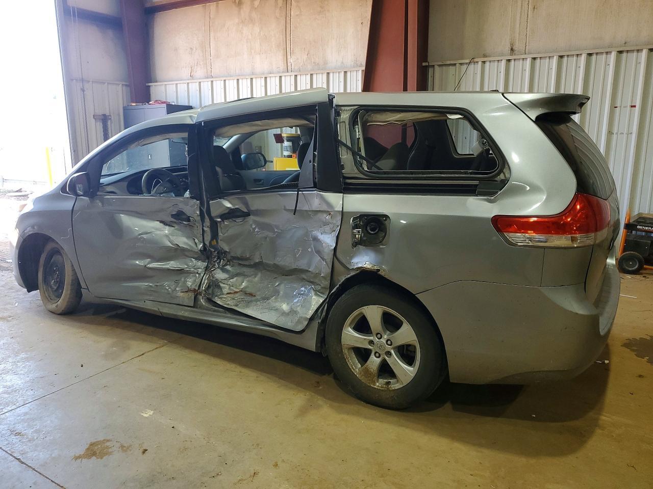 2011 Toyota Sienna Base 7-Passenger - Фото 2