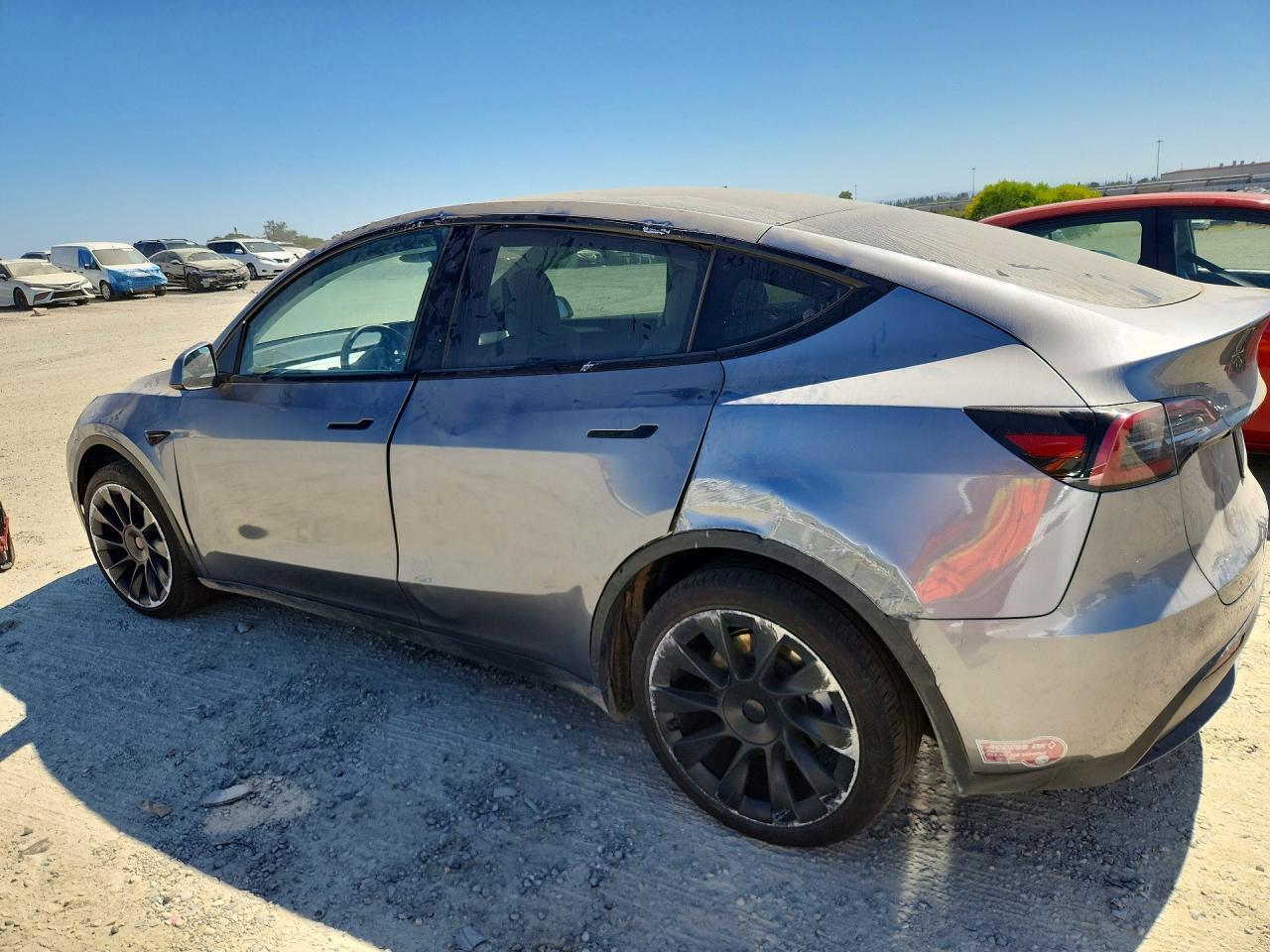 2025 Tesla Model Y - Фото 2