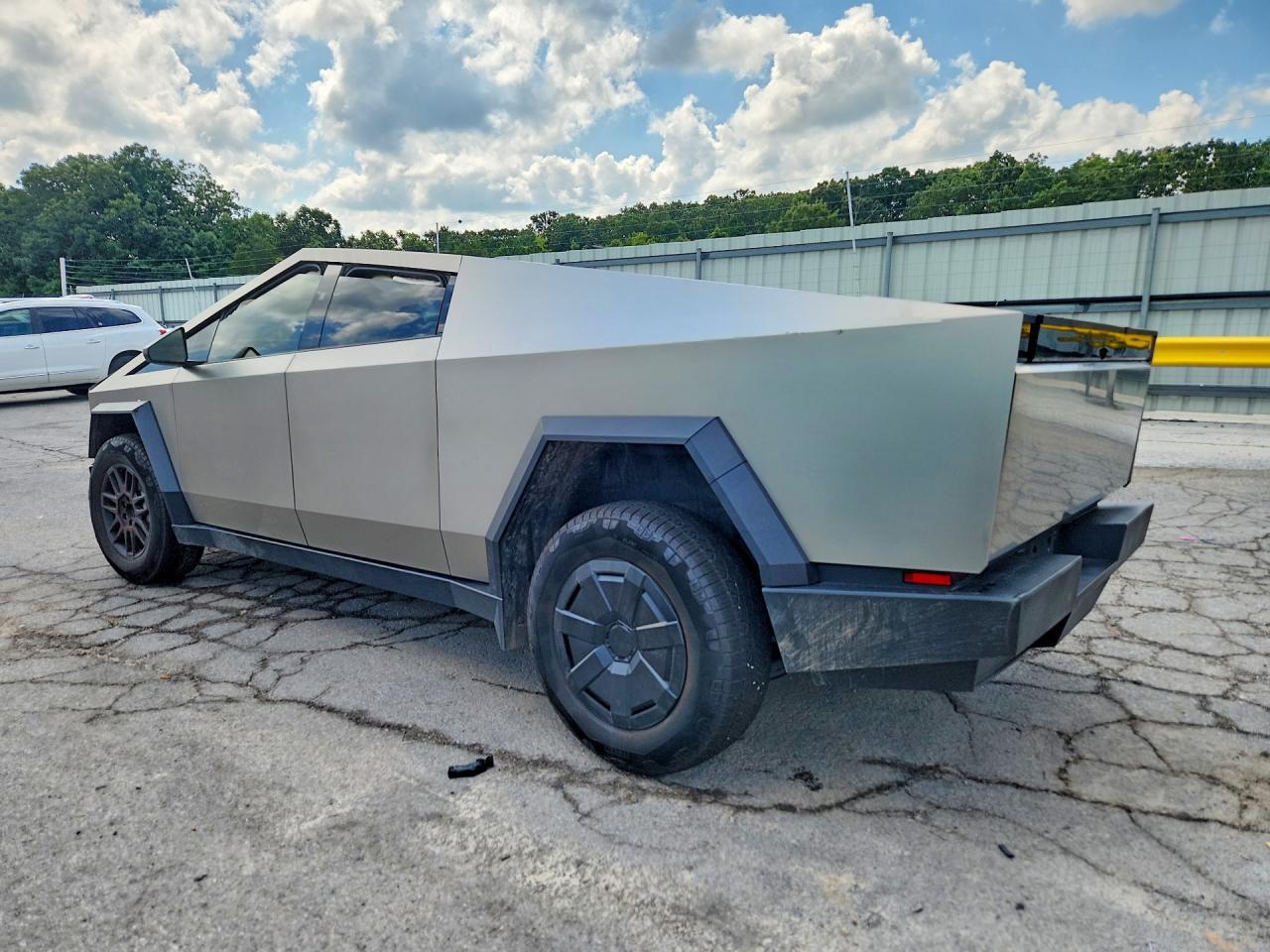 2025 Tesla Cybertruck - Фото 2