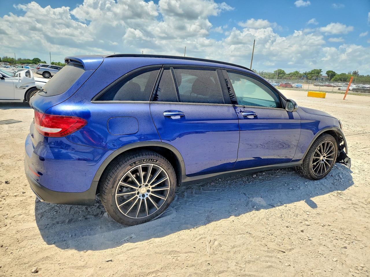 2017 Mercedes-Benz Glc 300 - Image 3