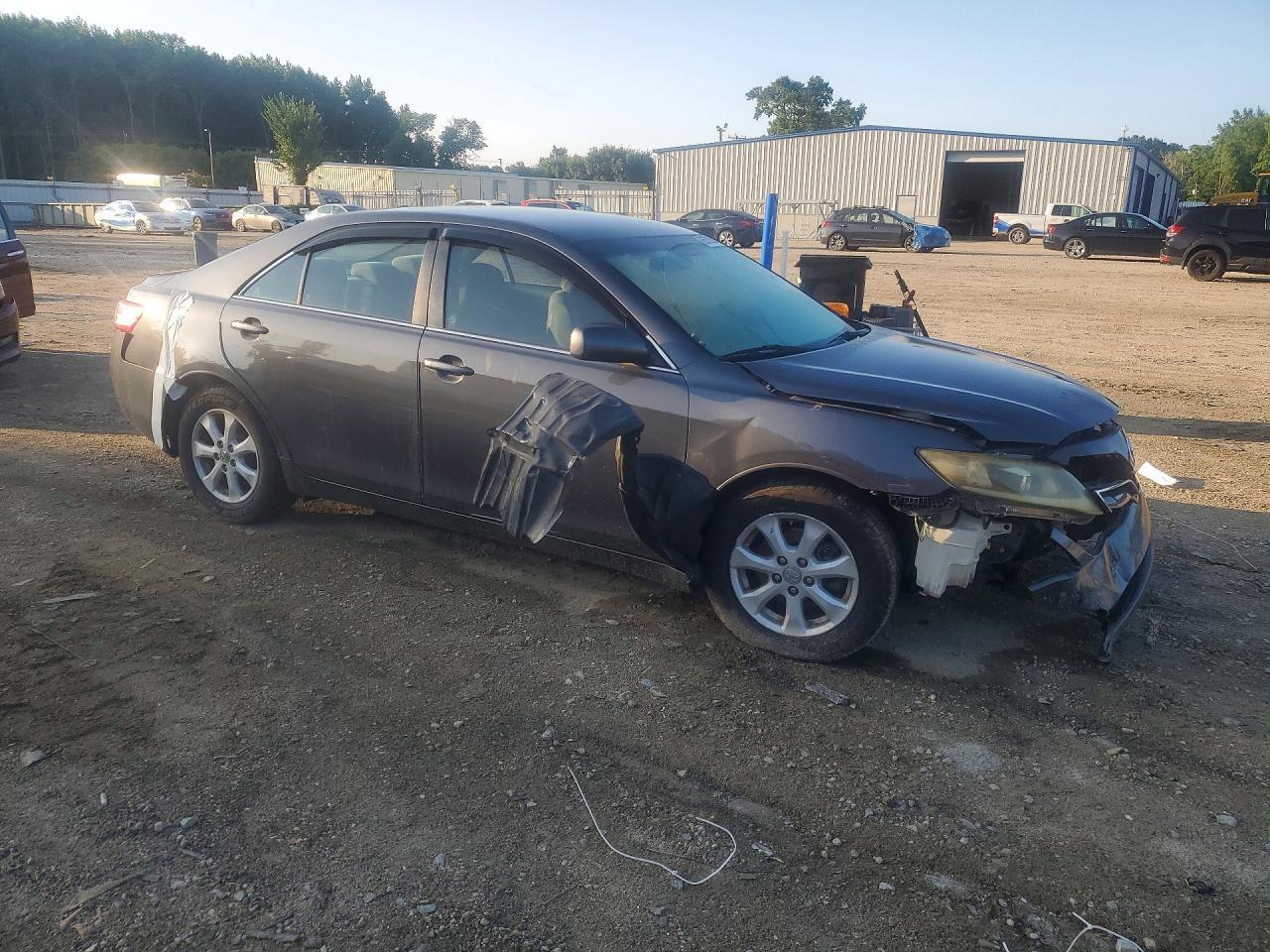 2011 Toyota Camry Le - Фото 4