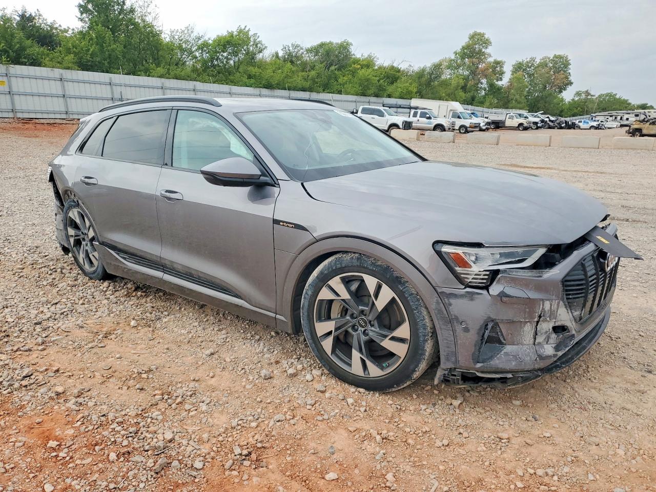 2022 Audi E-Tron Premium - Фото 4
