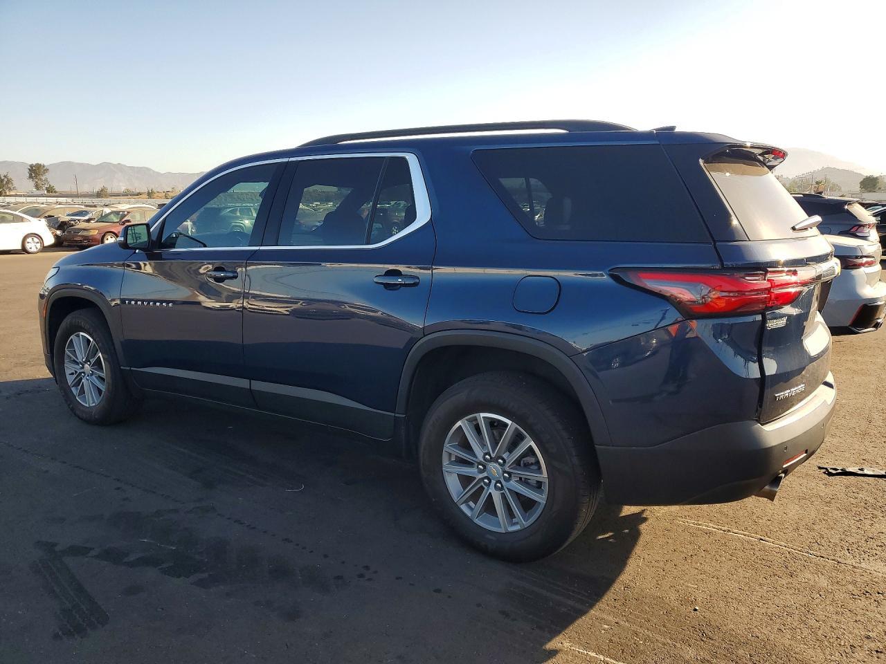 2022 Chevrolet Traverse Lt - Фото 2