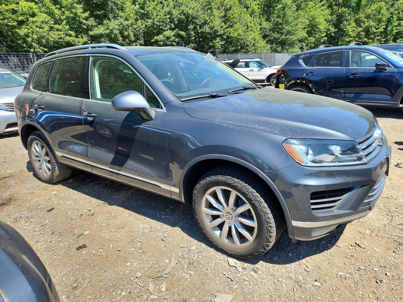 2016 Volkswagen Touareg Sport - Image 4
