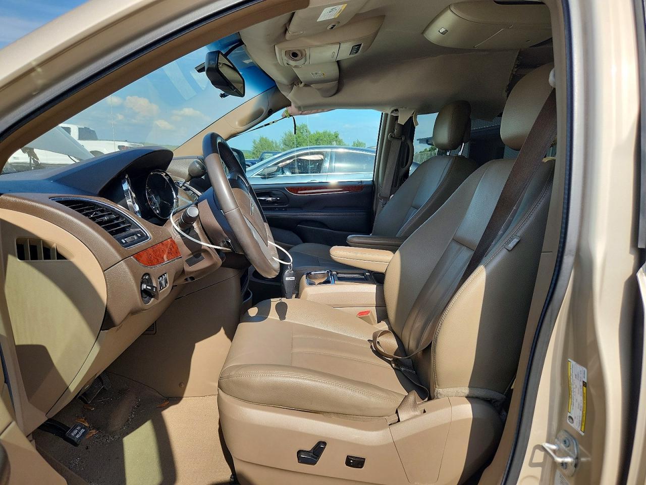2016 Chrysler Town & Country Touring - Image 7
