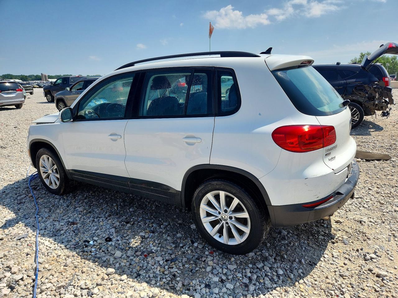 2017 Volkswagen Tiguan S - Фото 2