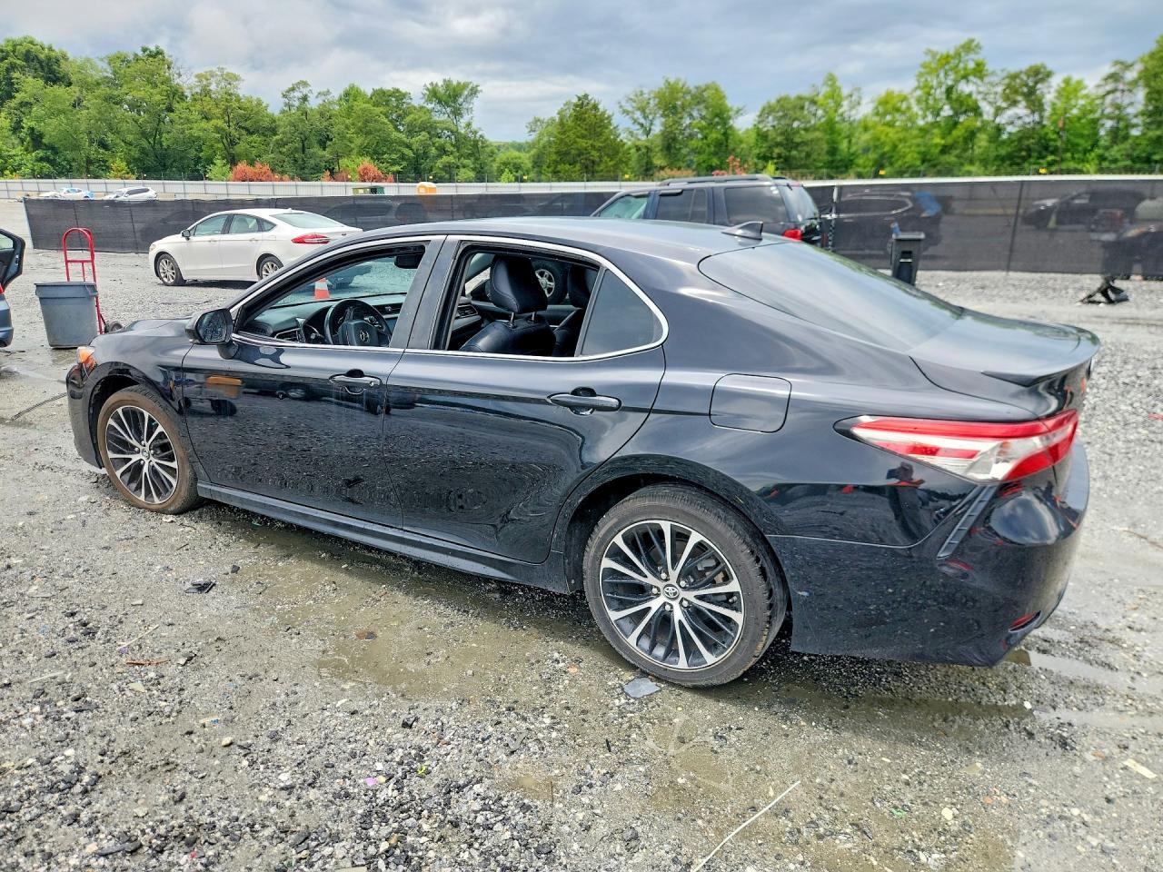 2019 Toyota Camry Se - Image 2