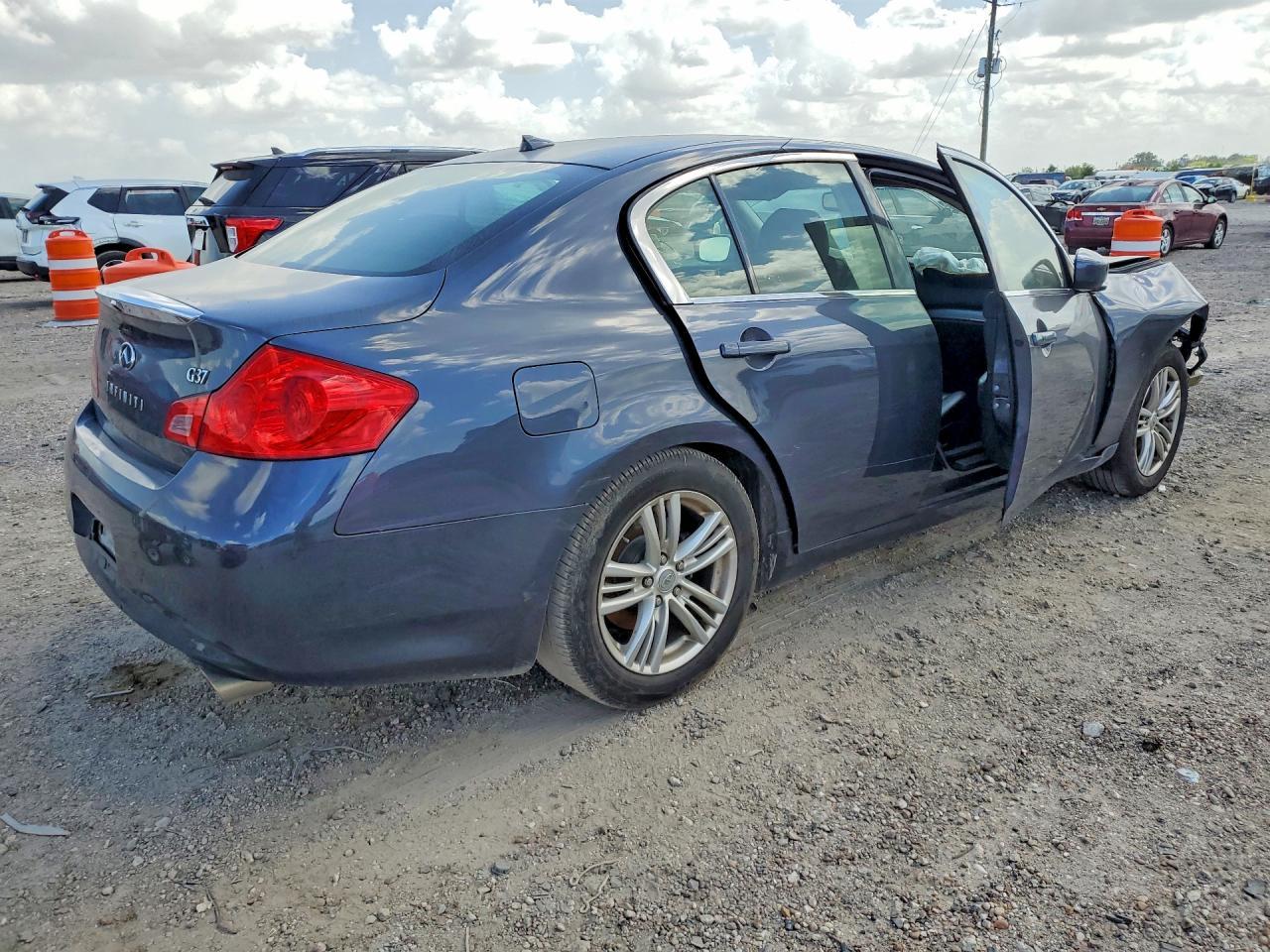 2013 Infiniti G37 Sedan Journey - Image 3