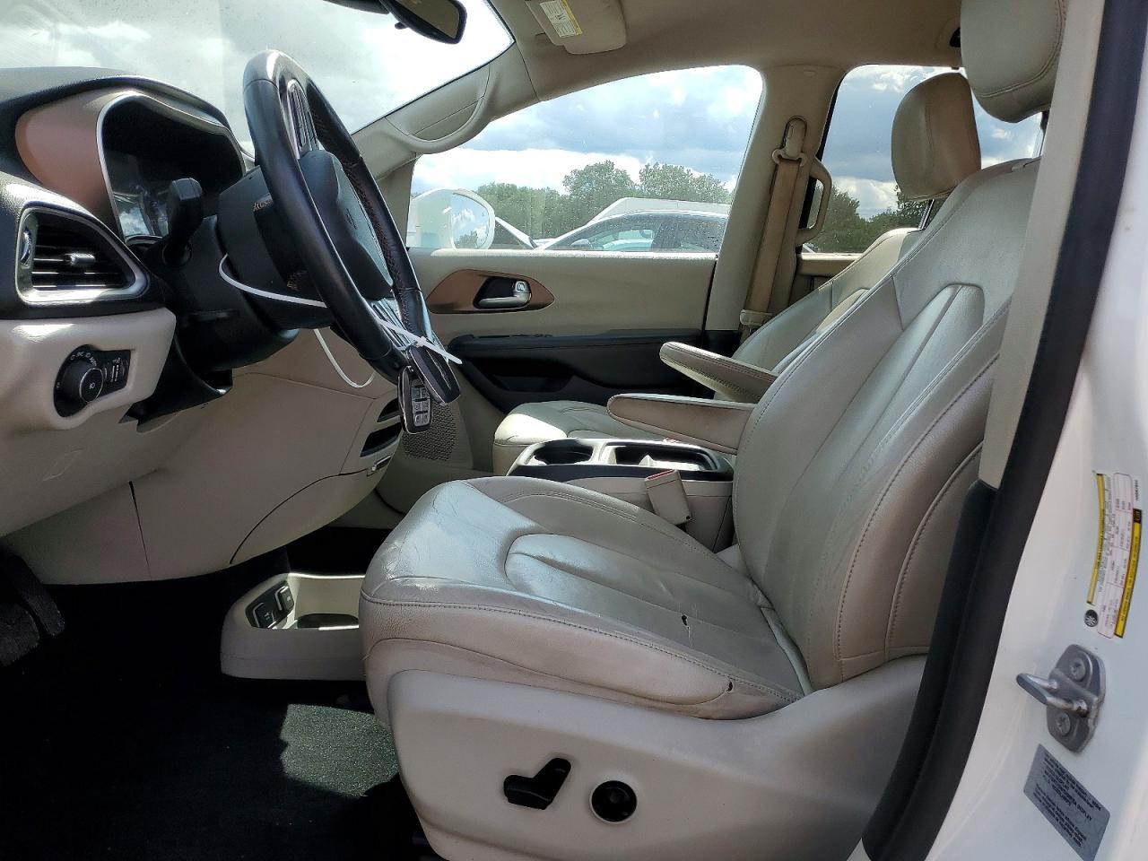 2017 Chrysler Pacifica Touring L - Image 7