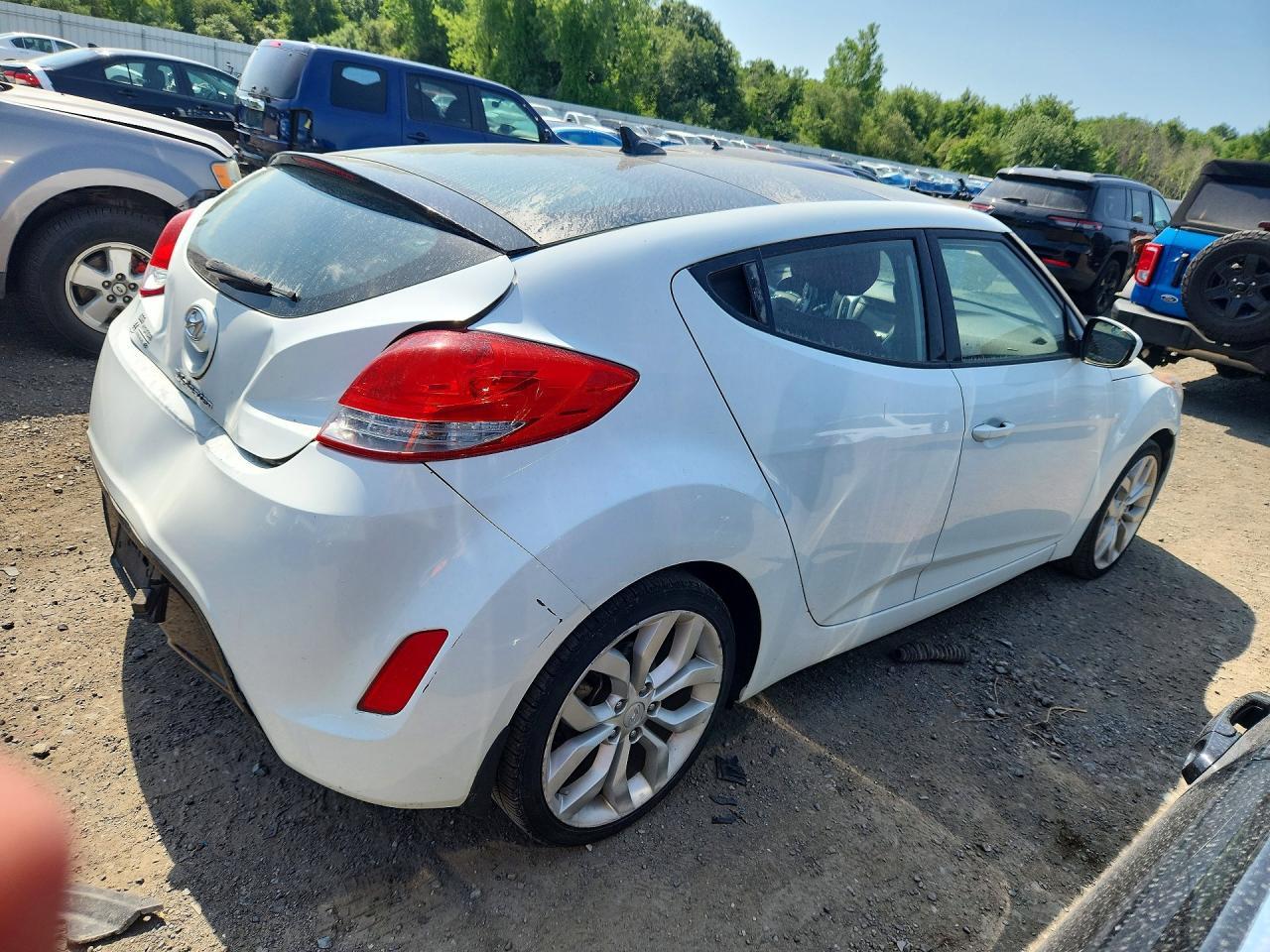 2013 Hyundai Veloster Base - Фото 3