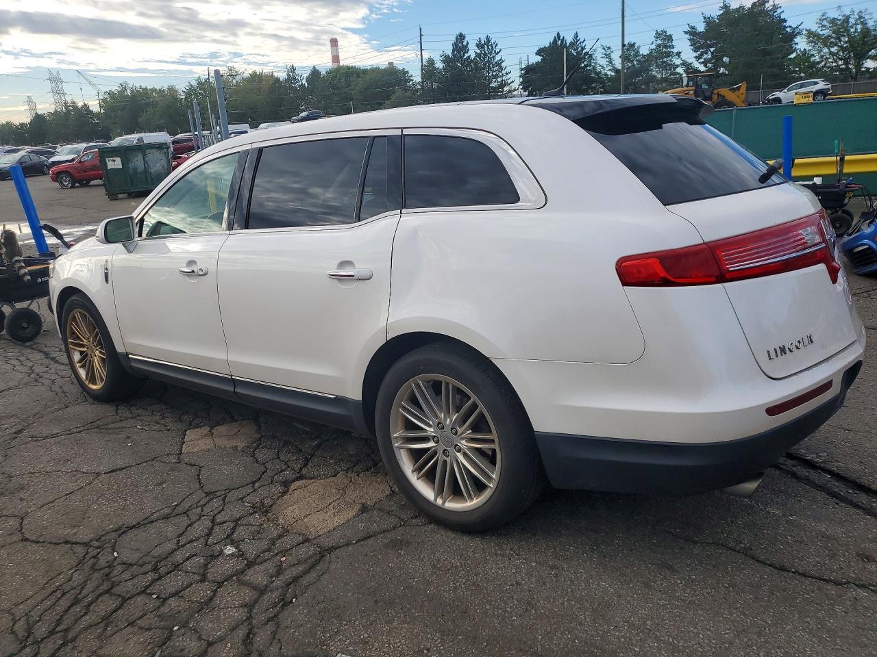 2017 Lincoln Mkt - Фото 2