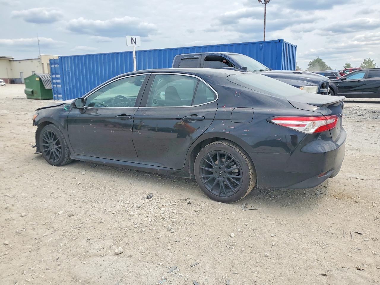 2020 Toyota Camry Le - Фото 2