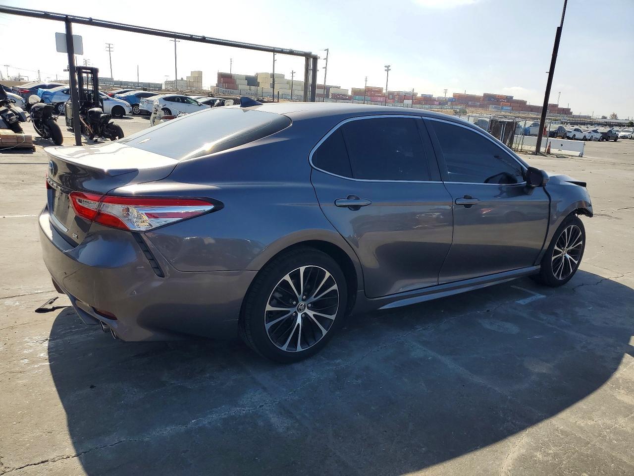 2020 Toyota Camry Se - Фото 3