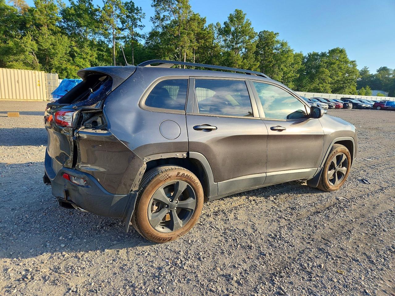 2016 Jeep Cherokee Latitude - Image 3