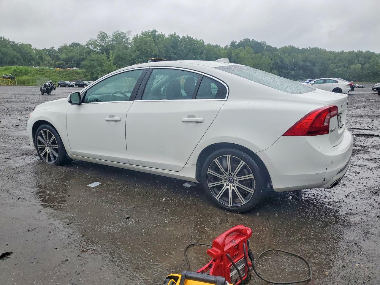 2017 Volvo S60 Platinum - Image 2
