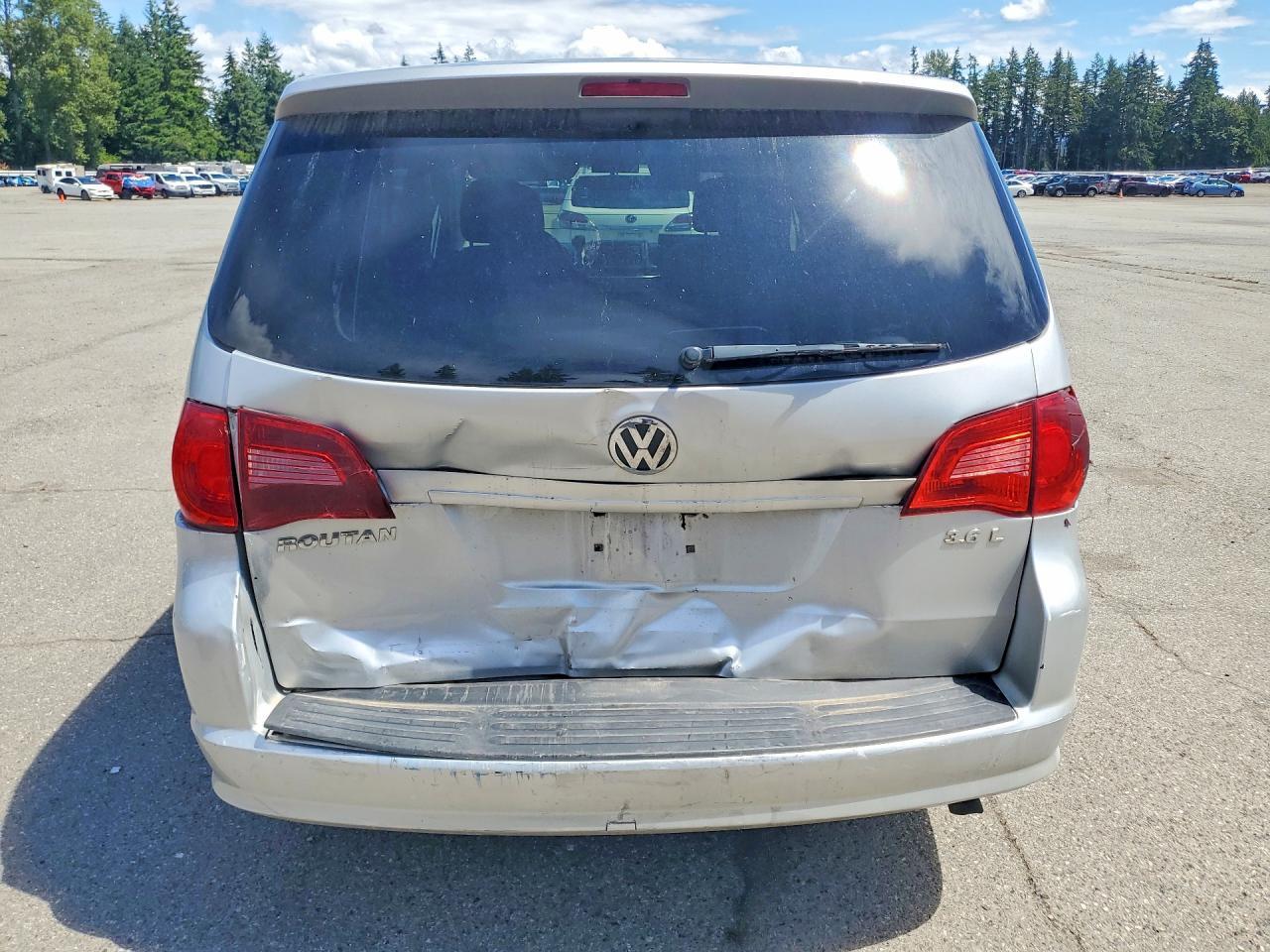 2011 Volkswagen Routan S - Image 6