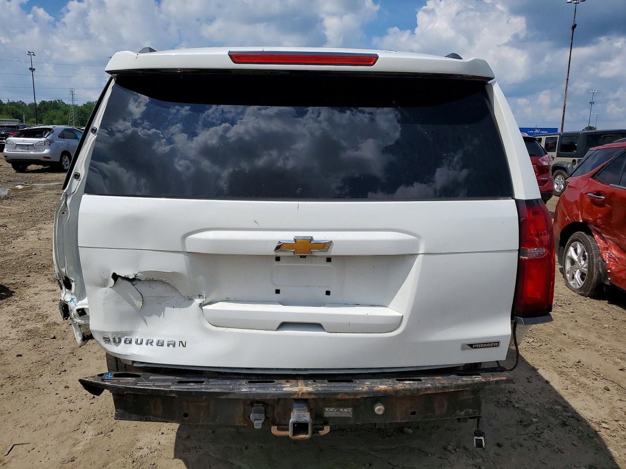2017 Chevrolet Suburban - Фото 6