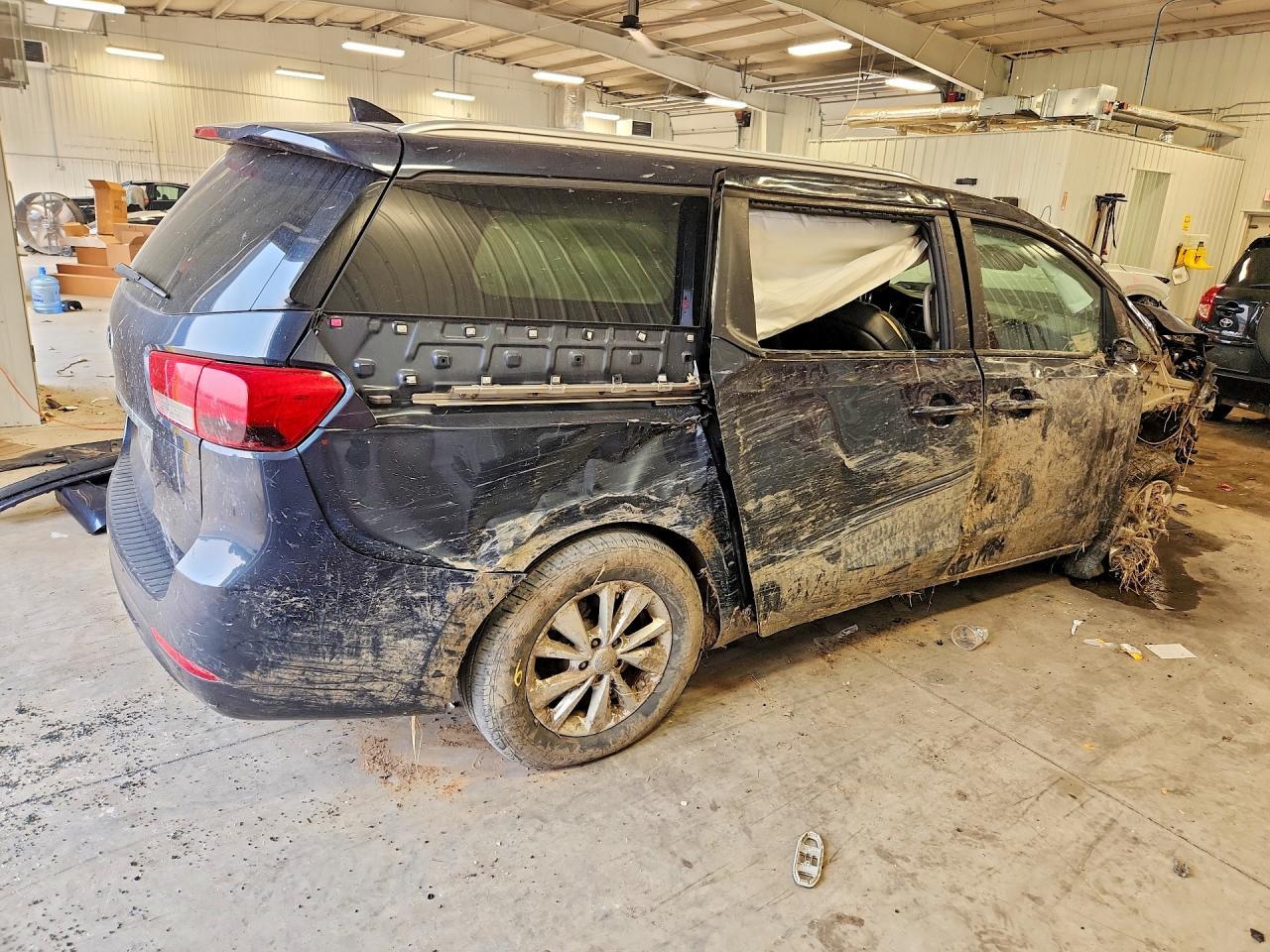 2017 Kia Sedona Lx - Image 3